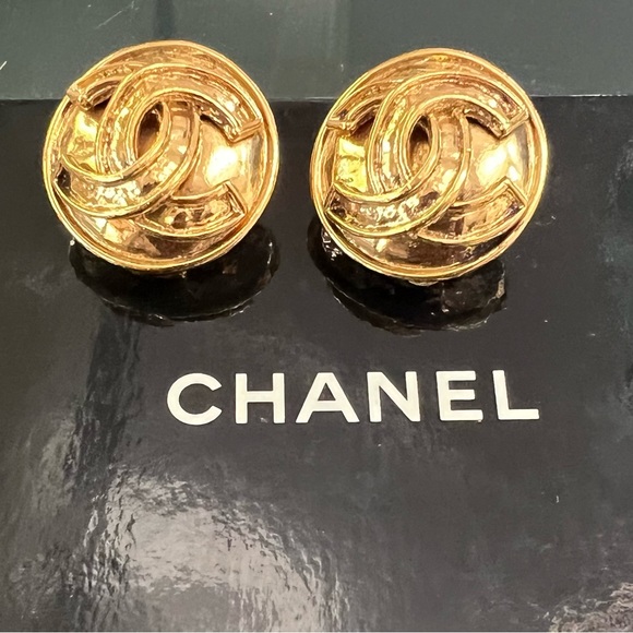 Chanel gold clip on earrings. - Picture 2 of 4